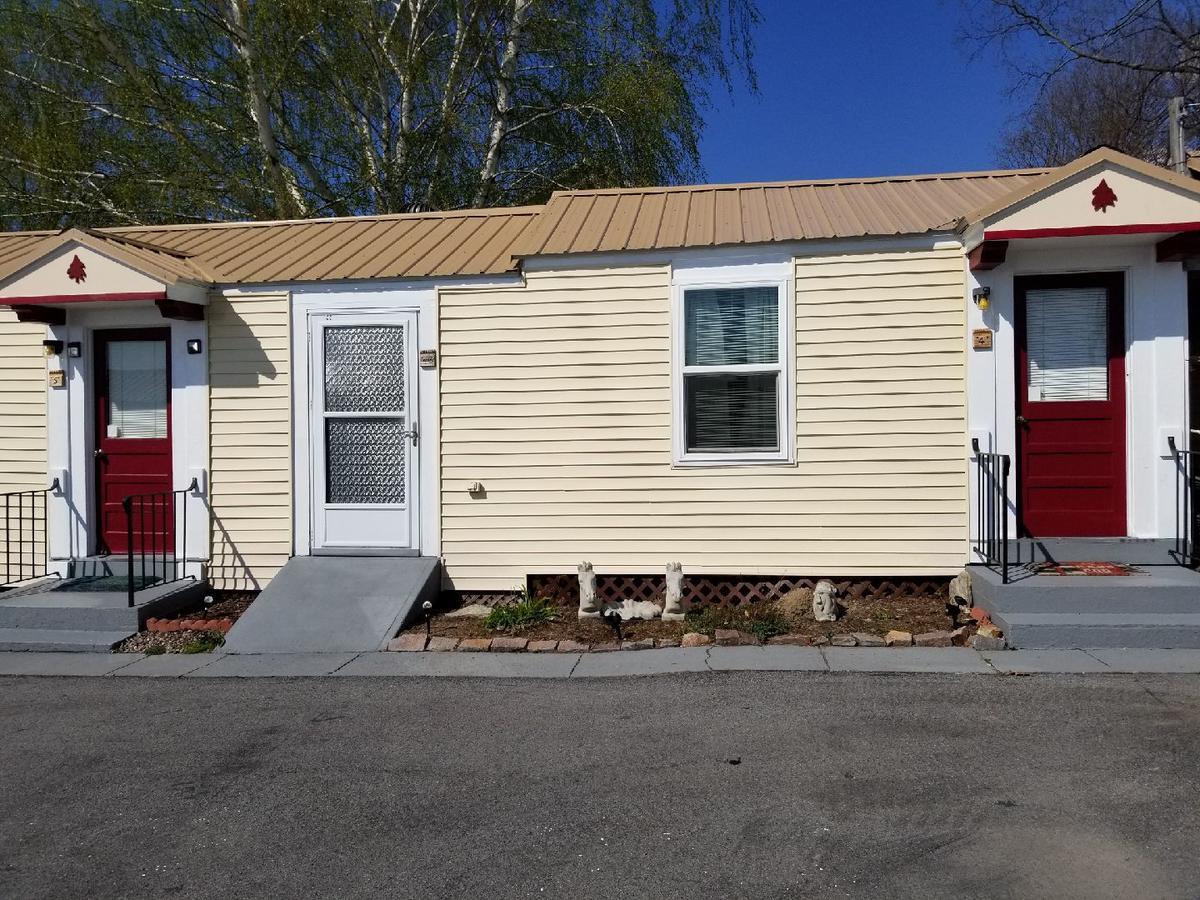 Hills Motor Court & Marina Motel Alexandria Bay Exterior photo