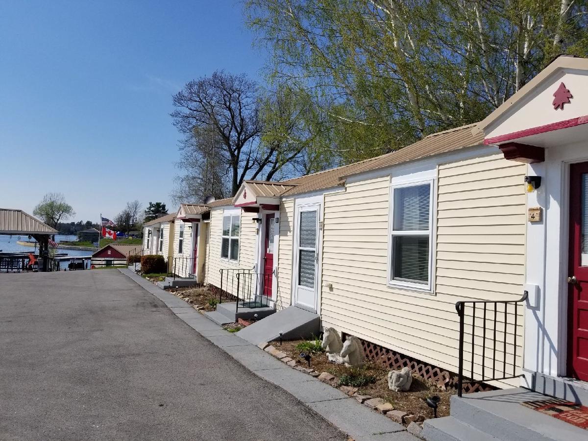 Hills Motor Court & Marina Motel Alexandria Bay Exterior photo
