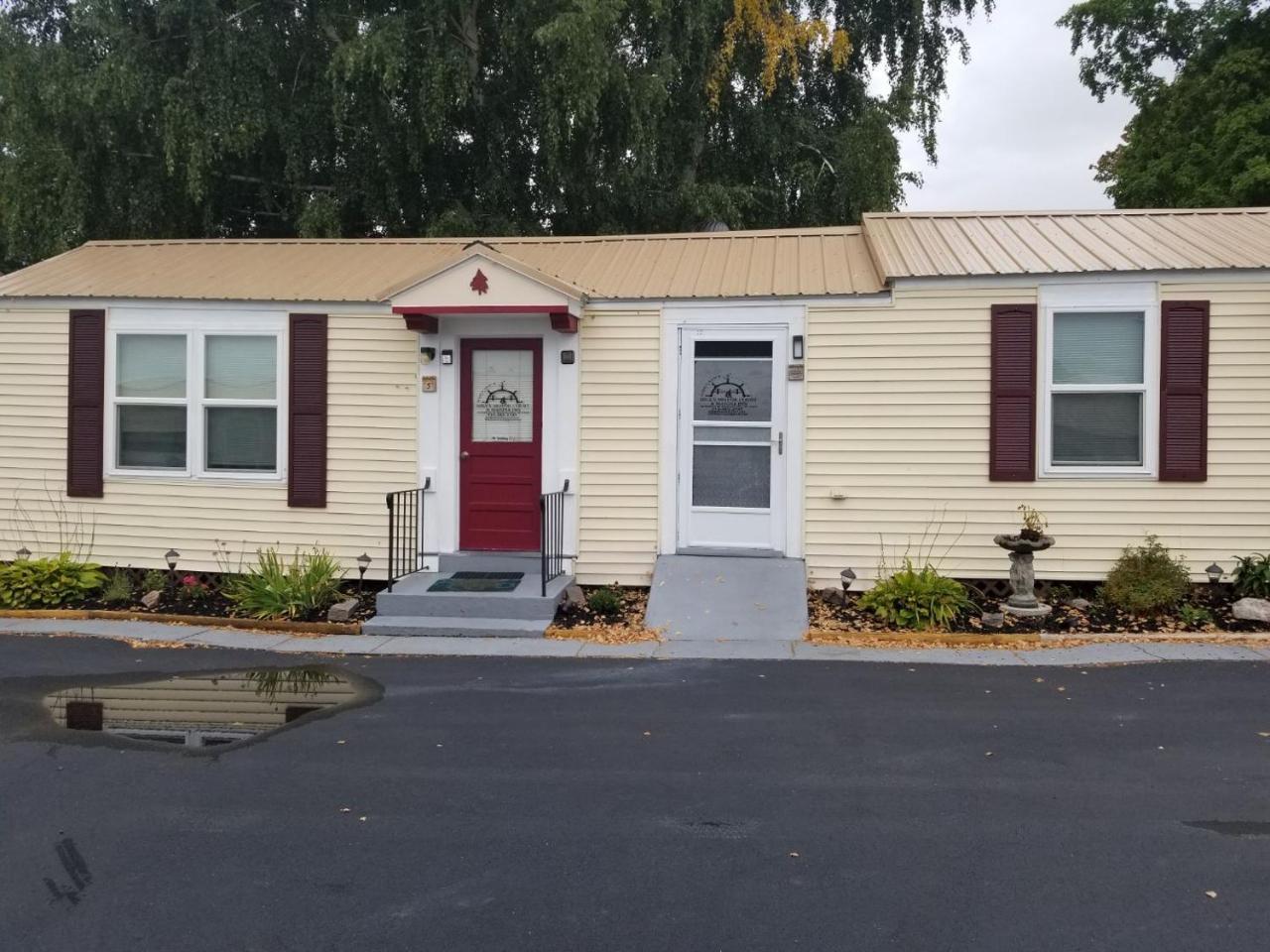 Hills Motor Court & Marina Motel Alexandria Bay Exterior photo