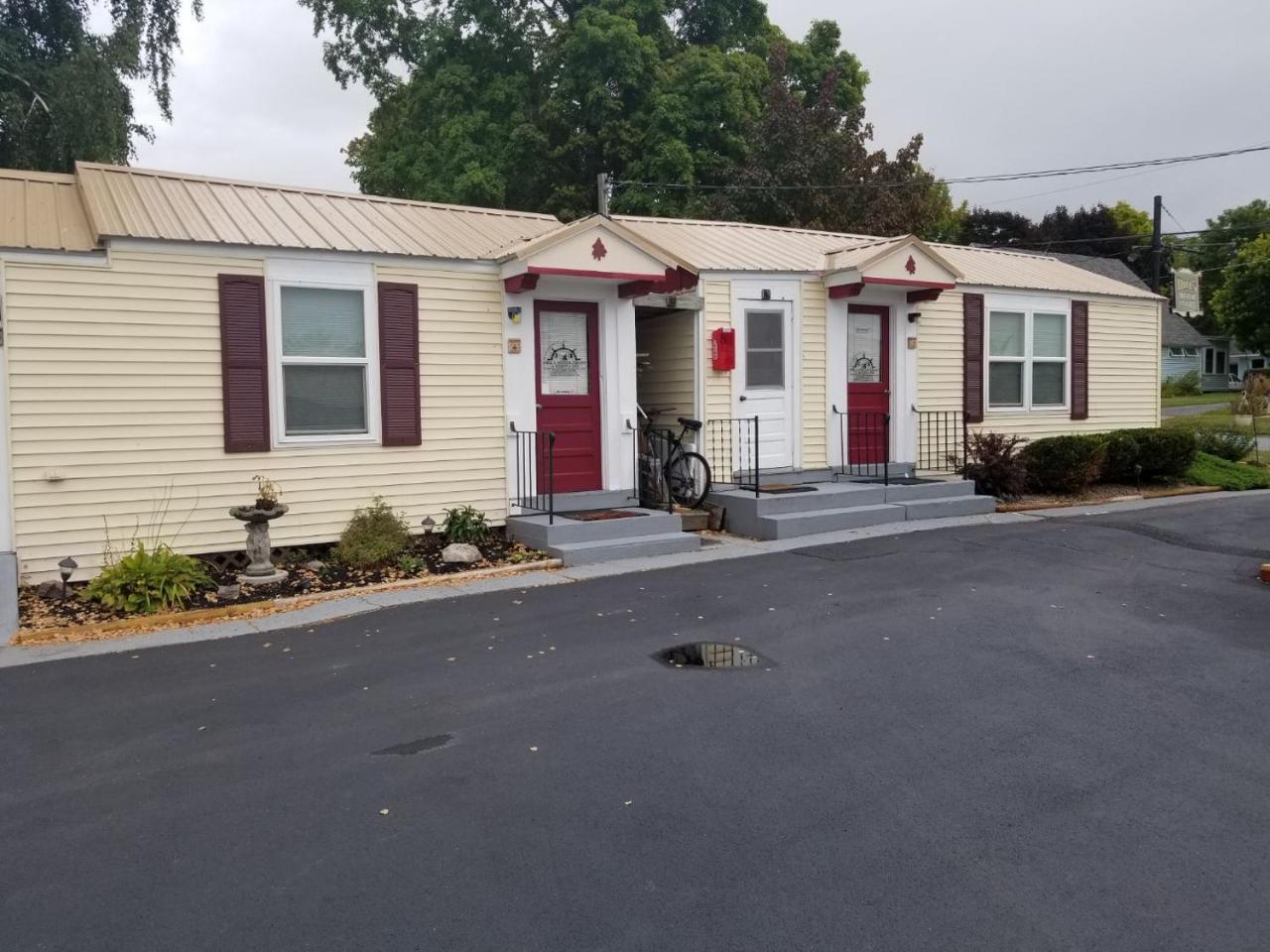 Hills Motor Court & Marina Motel Alexandria Bay Exterior photo